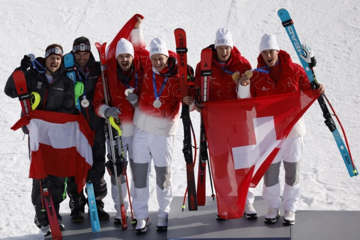 Швајцарскиот втор тим до злато во тимската комбинација