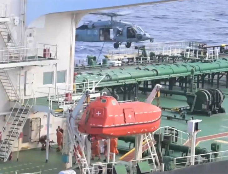 Припадници на американската морнарица во Индиски Океан упаднаа на танкер, кој транспортирал нафта од Венецуела за Кина