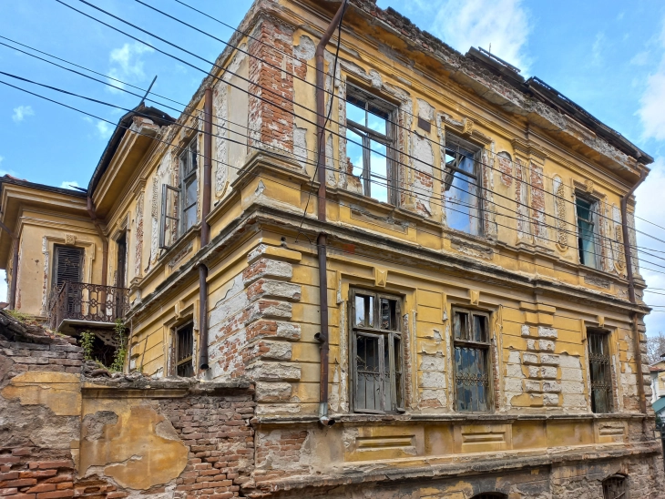 Општина Битола со писмено известување до сопственици чии куќи се потенцијална опасност за граѓаните