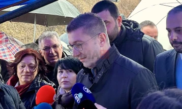 Премиерот Мицкоски на увид во градежни активности на доградба на ООУ „Невена Георгиева – Дуња“ во Кисела Вода (во живо)