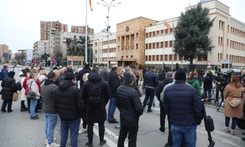 LSM e bllokoi Kuvendin, kërkon pagë minimale prej 600 euro dhe një rritje të të gjitha pagave të tjera për 6.000 denarë