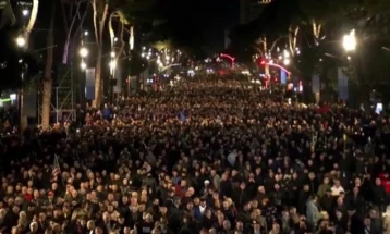 Pjesëmarrësit në protestën e opozitës në Tiranë shkaktuan kaos, lëndohen policë dhe gazetarë