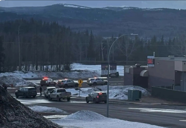 Десет мртви и 27 повредени во оружен напад во средно училиште во Британска Колумбија, Канада