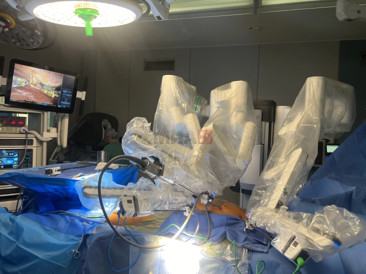 Në Klinikën në Duinzburg një shtetas i Maqedonisë me sëmundje koronare të zemrës operohet me sistem robotik nga ana e mjekut me origjinë nga vendi ynë