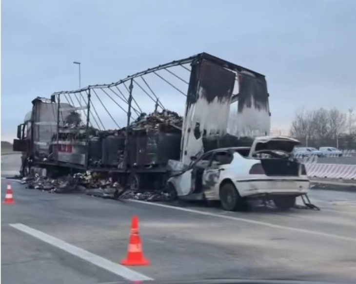 Автомобил и камион целосно изгореа во сообраќајка на влезот во Скопје - едно лице е потешко повредено