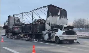 Автомобил и камион целосно изгореа во сообраќајка на влезот во Скопје - едно лице е потешко повредено