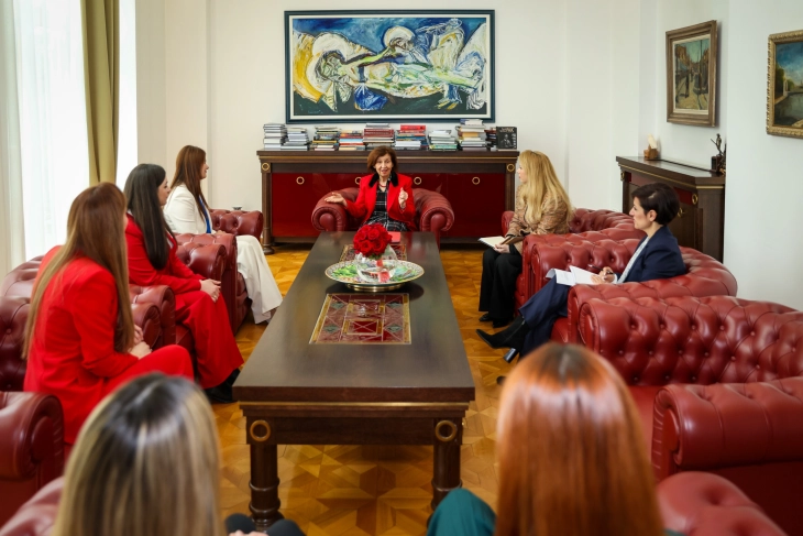 Siljanovska-Davkova meets representatives of Women in Tech Macedonia