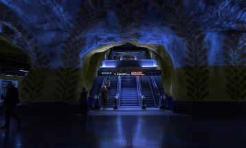 Истражување: Сините светла поставени на железничките станици, процентуално го намалуваат бројот на самоубиства во Јапонија