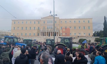 Десетици трактори пред грчкиот Парламент во центарот на Атина – земјоделците со порака дека нивната битка продолжува