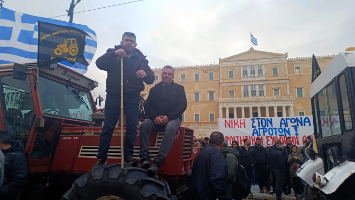 (ФОТОГАЛЕРИЈА) Протест на грчките земјоделци со трактори во центарот на Атина и пред грчкиот Парламент