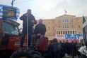 (ФОТОГАЛЕРИЈА) Протест на грчките земјоделци со трактори во центарот на Атина и пред грчкиот Парламент