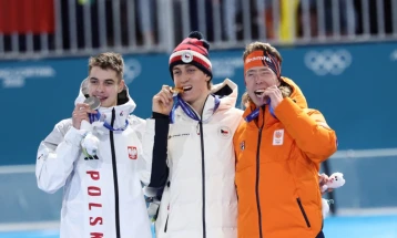 ЗОИ 2026: Чешкиот тинејџер олимписки шампион во брзо лизгање