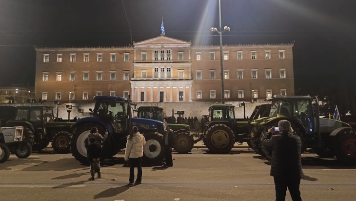 Тракторите до утре наутро остануваат паркирани пред грчкиот Парламент (Фото)