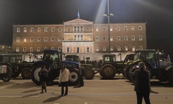 Тракторите до утре наутро остануваат паркирани пред грчкиот Парламент (Фото)