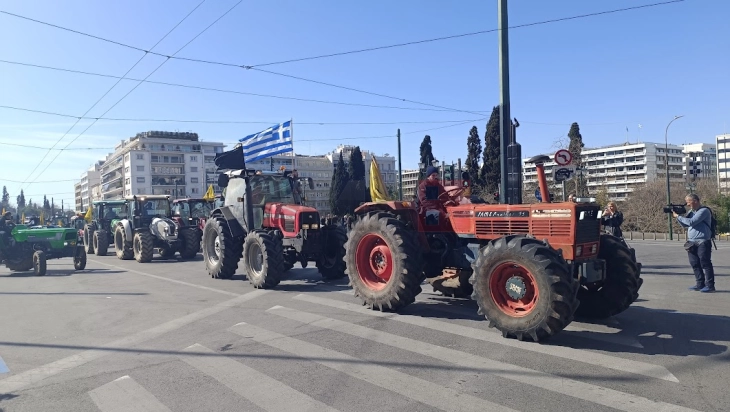 Видео: Грчките земјоделците го завршија протестот во Атина, тракторите си заминаа, но велат дека битката продолжува