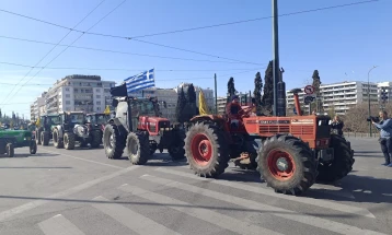 Видео: Грчките земјоделците го завршија протестот во Атина, тракторите си заминаа, но велат дека битката продолжува
