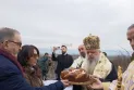 Поглаварот на МПЦ-ОА  Стефан на закројување винови лози во неготинско Лепово