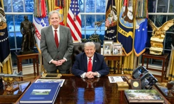 Кенеди предложи, Трамп потпиша: На мртвите не им требаат чекови, милиони долари се исплаќале на починати Американци