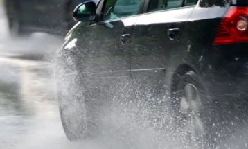 Сообраќајот по влажни коловози, снег на патот Лисец-Попова Шапка