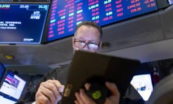 Си-Ен-Ен: Американските фирми и потрошувачи сносат 90 проценти од трошоците за царините на Трамп