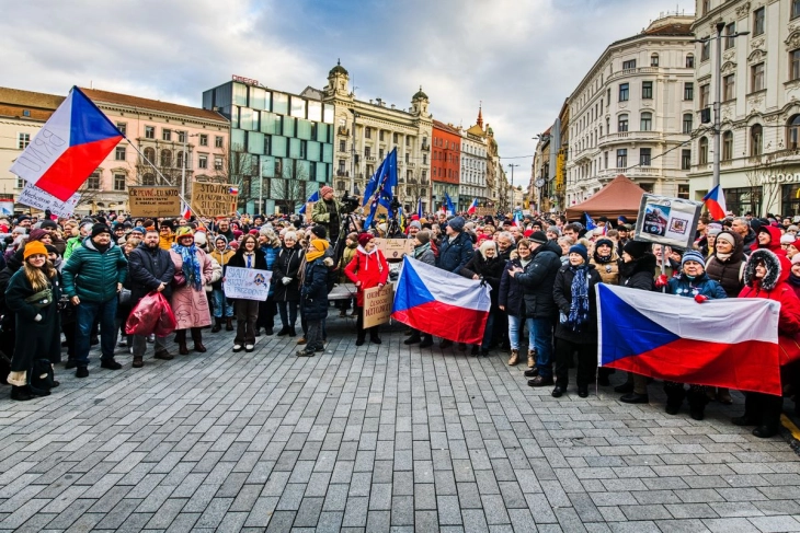Czech protesters back President Pavel in dispute with government