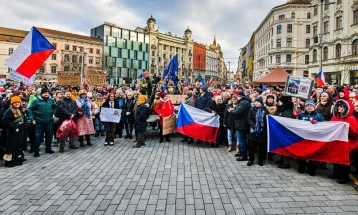 Czech protesters back President Pavel in dispute with government