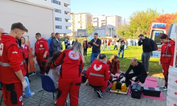 Показни вежби за евакуација за основците од Пештани и Охрид