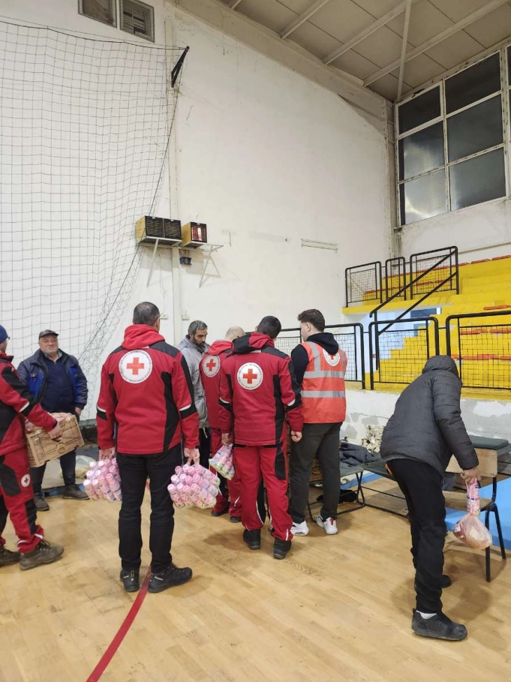 Црвениот крст: Волонтерите се на терен и активно обезбедуваат помош и поддршка за загрозените од поплавите во државата