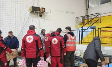 Црвениот крст: Волонтерите се на терен и активно обезбедуваат помош и поддршка за загрозените од поплавите во државата