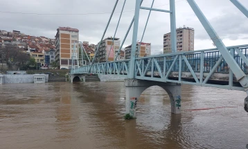 Вардар во Велес денеска се излеа од двете страни на кејот