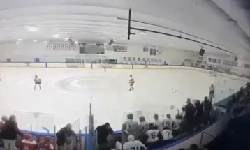 Најмалку двајца загинати во вооружен напад на младински хокеарски натпревар во САД