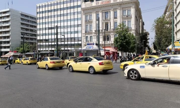 Тридневен штрајк на таксистите во Атина