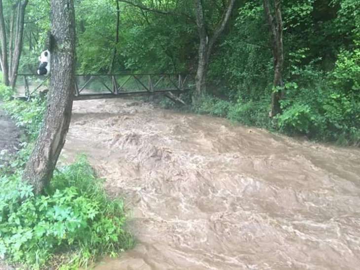 Реките со енормен пораст по обилните дождови - Треска четири, а Вардар два и пол пати над просекот