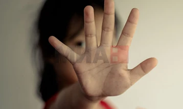 Во Велика Британија месечно се приведуваат илјада педофили