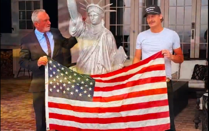 Американскиот министер за здравство Кенеди и музичарот Рок во кампања за здрав живот