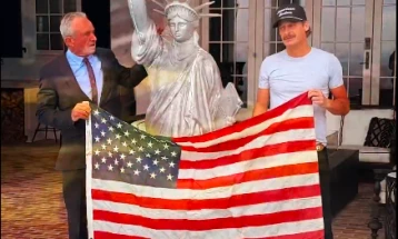 Американскиот министер за здравство Кенеди и музичарот Рок во кампања за здрав живот