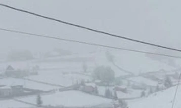 Обилни снежни врнежи во Букурешт, откажани или пренасочени голем број летови