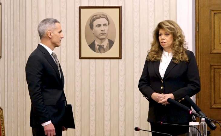 Бугарската претседателка со укази ќе ја назначи привремената влада и ќе закаже избори за 19 април