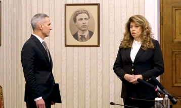 Бугарската претседателка со укази ќе ја назначи привремената влада и ќе закаже избори за 19 април