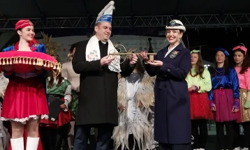 Градоначалникот го предаде клучот на карневалџиите, почнаа карневалските празнувања во Струмица