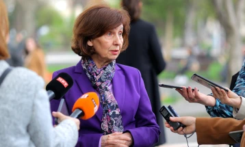 Сиљановска-Давкова: Наместо декларација за црвените линии на државата, партиите да се договорат како ќе настапуваат надвор од државата