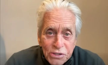 Мајкл Даглас пишува автобиографија