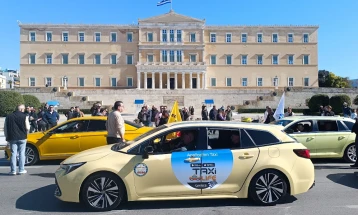 Протест на таксистите во центарот на Атина во рамките на тридневниот штрајк (Фото)