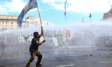 Работниците во Аргентина организираа генерален штрајк против трудовите реформи на Милеј