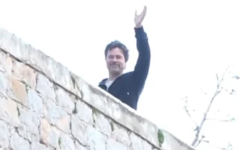 Бред Пит пристигна на грчкиот остров Идра за снимањето на новиот филм „The Riders“