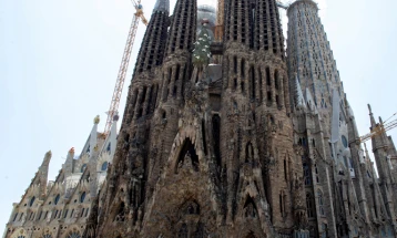 Саграда Фамилија во Барселона стана највисока црква во светот, доградена кулата во централниот дел