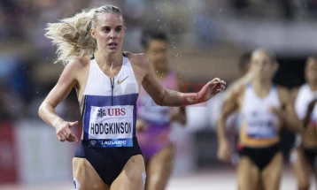 Hoxhkinson vendosi rekord botëror prej 800 metra në ambient të mbyllur