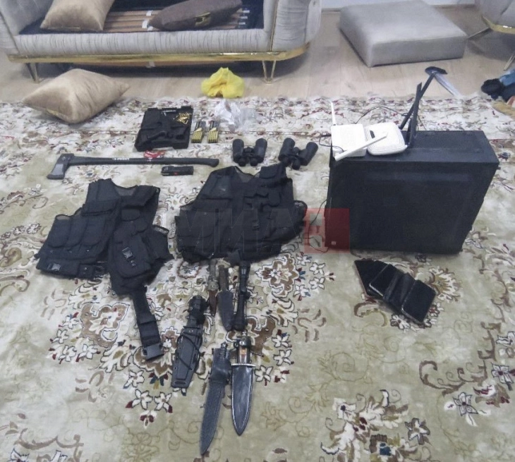 Пронајдено оружје при претрес во Тетовско, лишени од слобода две лица, едното поради закана за масовно убиство, упатена преку интернет