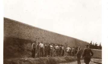 Министерството за култура на Грција потврди дека се автентични фотографиите ставени на продажба на „eBay“ од егзекуцијата на 200 Грци