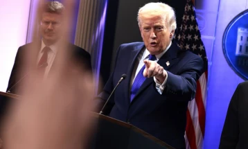 Трамп потпиша извршна наредба со која се воведуваат глобални царини од 10 проценти, по одлуката на Врховниот суд